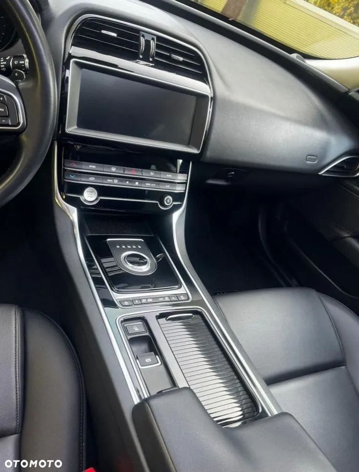 Jaguar XE 25t AWD Pure - 10