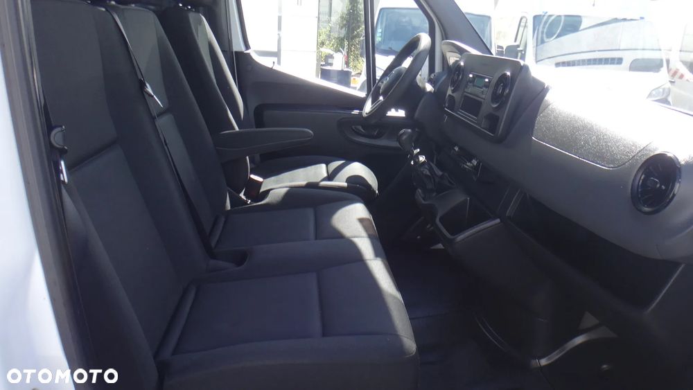 Mercedes-Benz Sprinter - 11