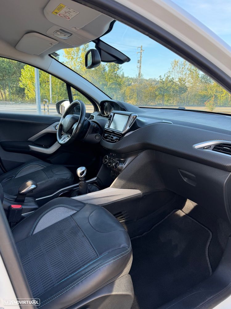 Peugeot 2008 PureTech 130 GPF Black Edition - 12