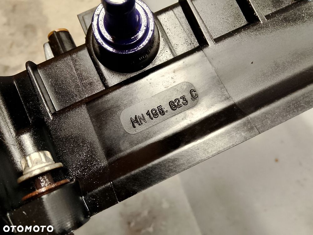 pokrywa zaworów bmw f30 2.0 d 8589941 - 4