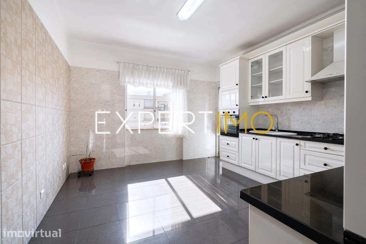 Apartamento T3 na Av. Dr. António Rodrigues Manito - Bairro do... - Grande imagem: 3/28