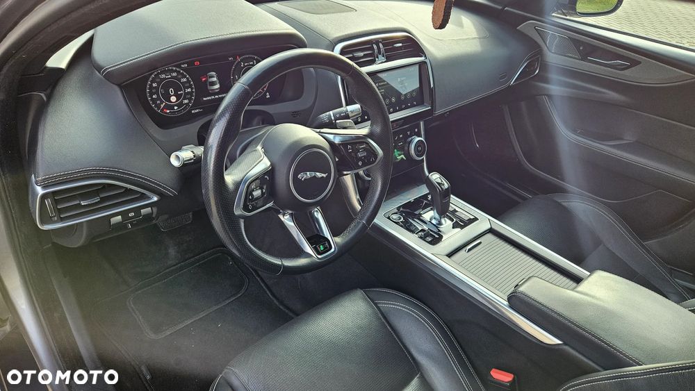 Jaguar XE 2.0 D180 R-Dynamic SE - 14