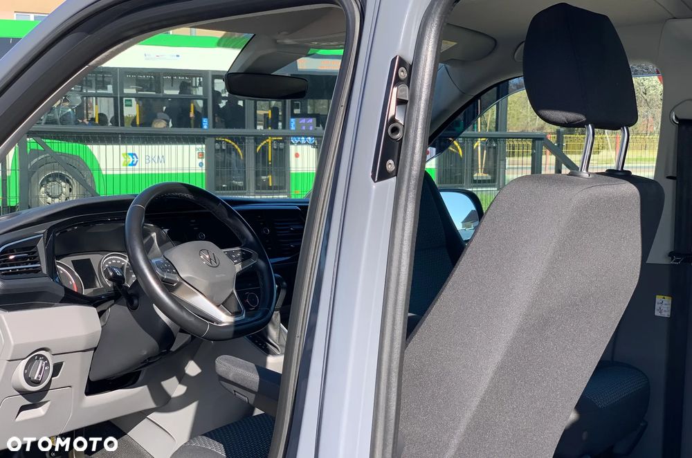 Volkswagen TRANSPORTER MOCNY T6 SILNIK DNA 2.0TDI MOC 150KM DSG7 SKRZYNIA AUTOMAT Ilość miejsc 9 osobowy ZABUDOWA KOMBI VAN MINIBUS SPECJALNA CARAVELLE Lampy Bi-LED Kamera  Radar 2x boczne drzwi przesuwne! Aktywny tempomat, Asystent pasa, System zmiany pasa, Podgrzewane fotele, Dwustrefowa Klimatyzacja i ogrzewanie! Fabryczne oryginał WEBASTO 5kW THERMO COMFORT SE Szybkie nagrzewanie silnika zimą! - 28