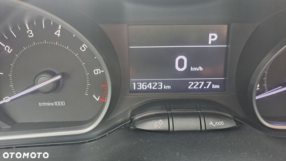 Peugeot 208 1.2 PureTech Allure S&S EAT6 - 6
