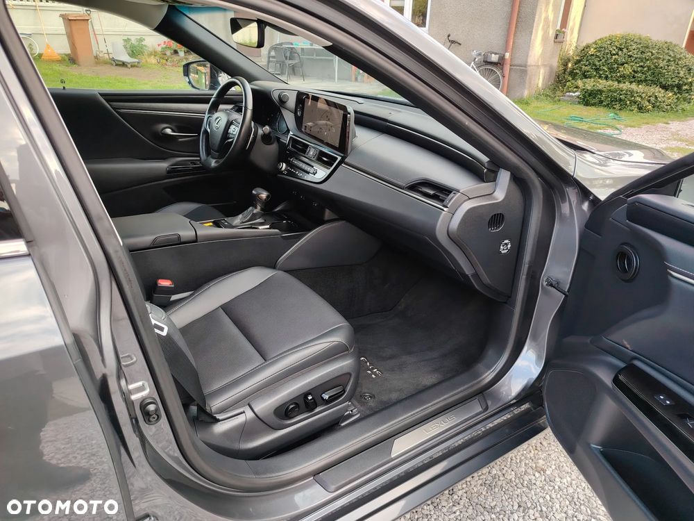 Lexus ES 300h Business Edition - 26