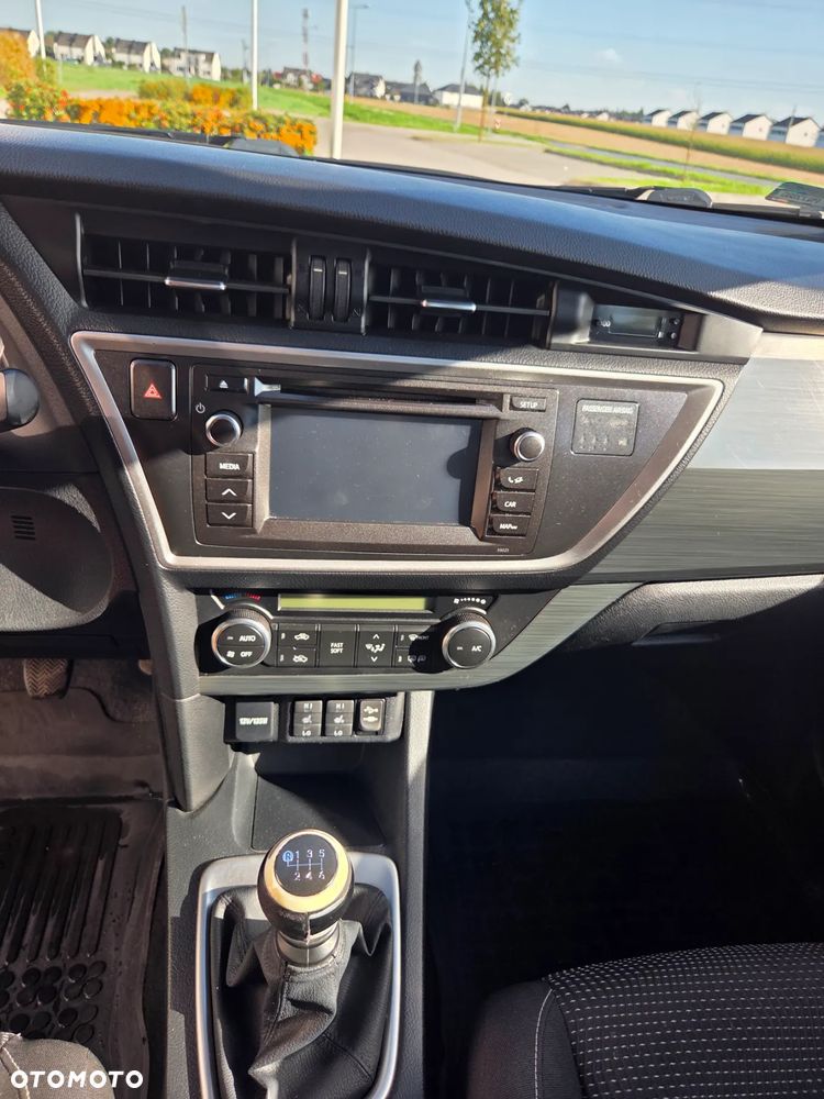 Toyota Auris 1.6 Premium Comfort - 24