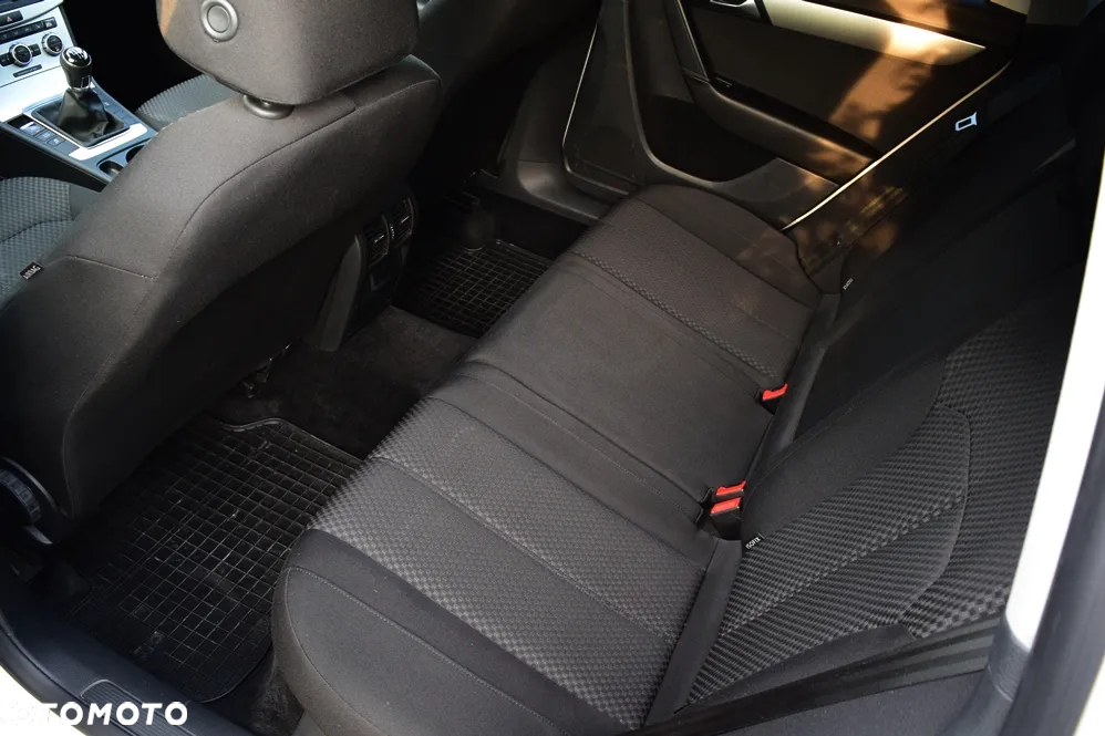 Volkswagen Passat 2.0 TDI Comfortline - 16