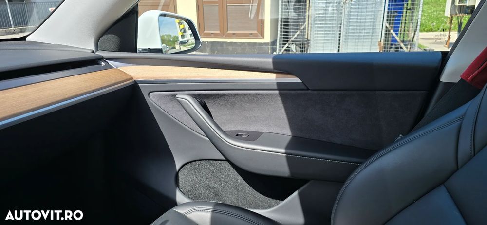 Tesla Model Y - 15