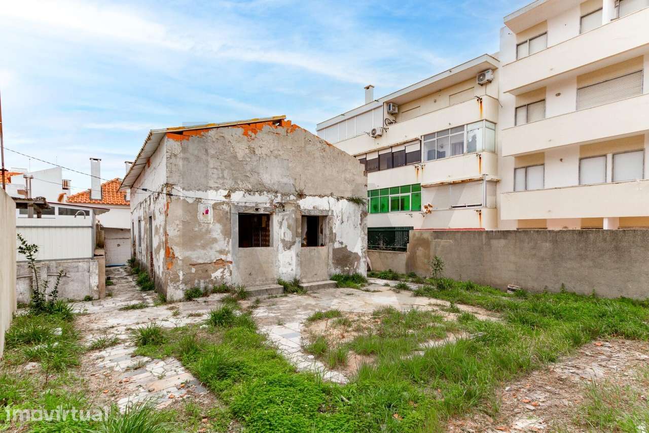 Moradia para Reabilitação Total no Centro da Costa da Caparica - Grande imagem: 2/54