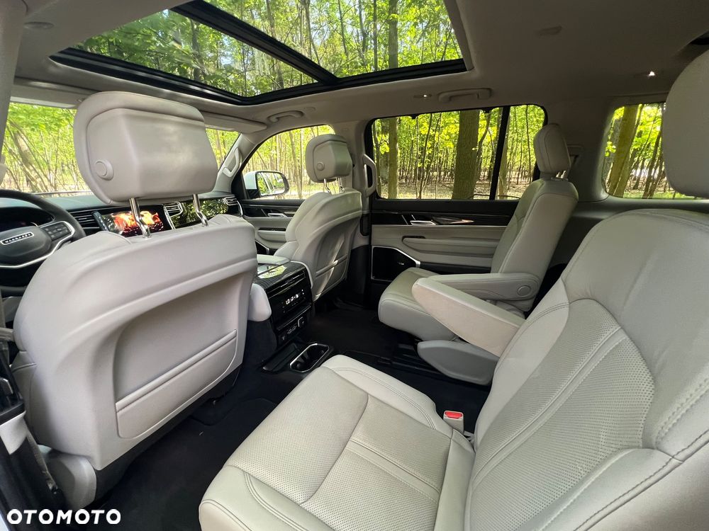 Jeep Wagoneer - 11