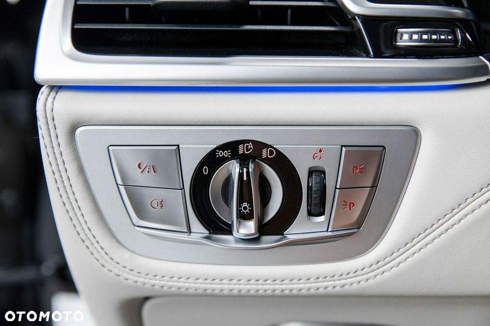 BMW Seria 7 M760Li xDrive - 32