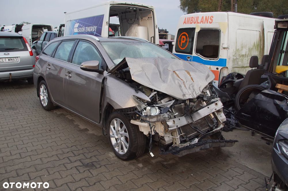 Auto na części - Toyota Auris II 1.6 Valvematic 132 KM 1ZR-FAE MTM 4V8 2015R Silnik Skrzynia Drzwi Szyba Klapa Lampa Lusterko Deska Kokpit Sterownik Moduł Czujnik Licznik Wyświetlacz Kierownica - 1