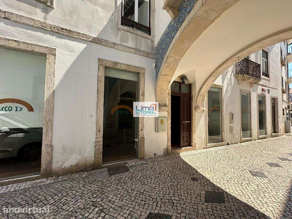 Prédio devoluto para habitação e comércio - Zona Histórica de Leiria - Grande imagem: 3/30