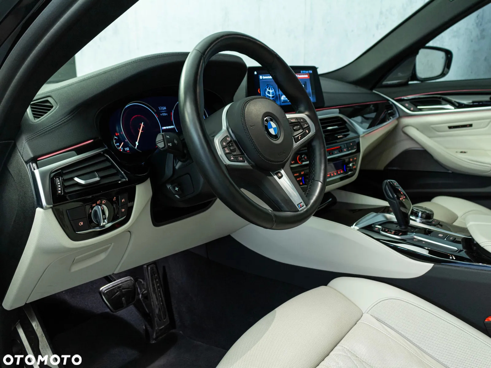 BMW Seria 5 M550i xDrive sport - 12