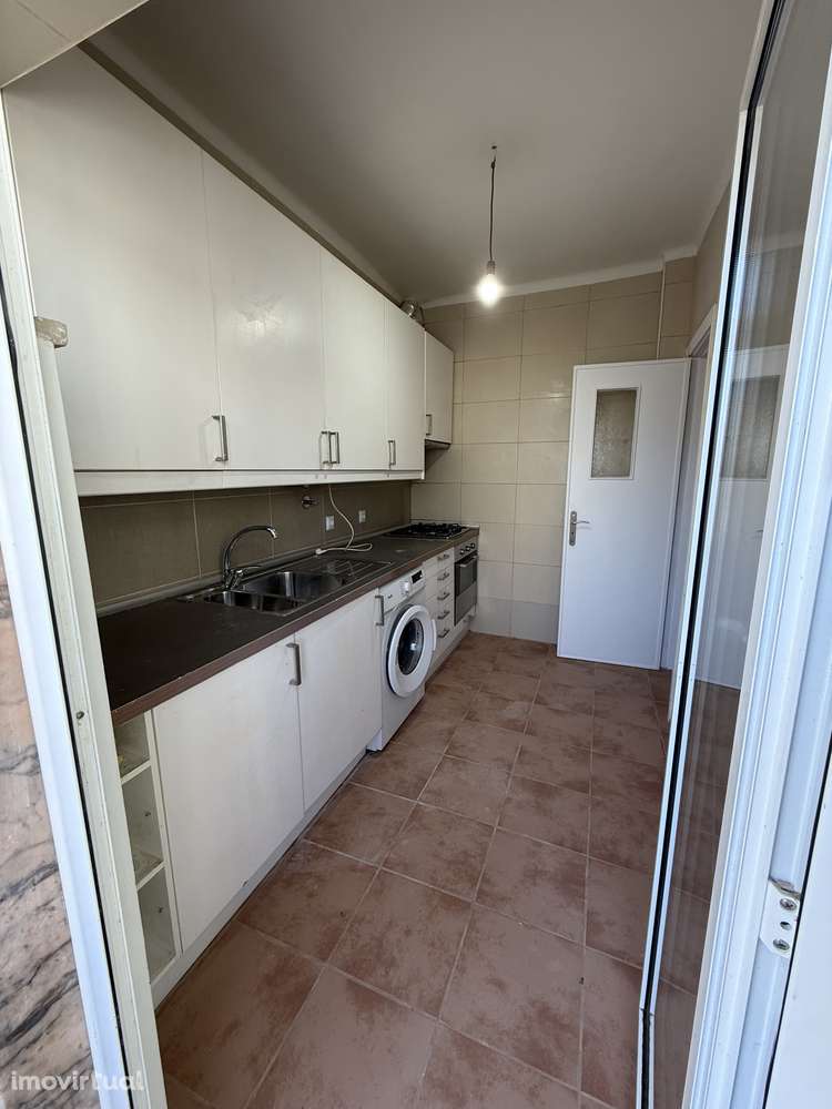 T2 Espaçoso em Excelente Localização – Em Frente ao Metro de Odivelas - Grande imagem: 3/16