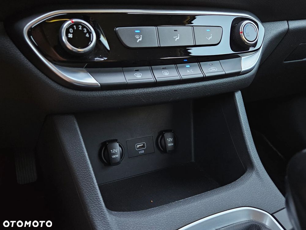 Hyundai i30 1.5 DPI Classic + - 17
