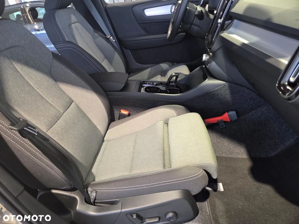 Volvo XC 40 B4 Plus Black Edition - 24