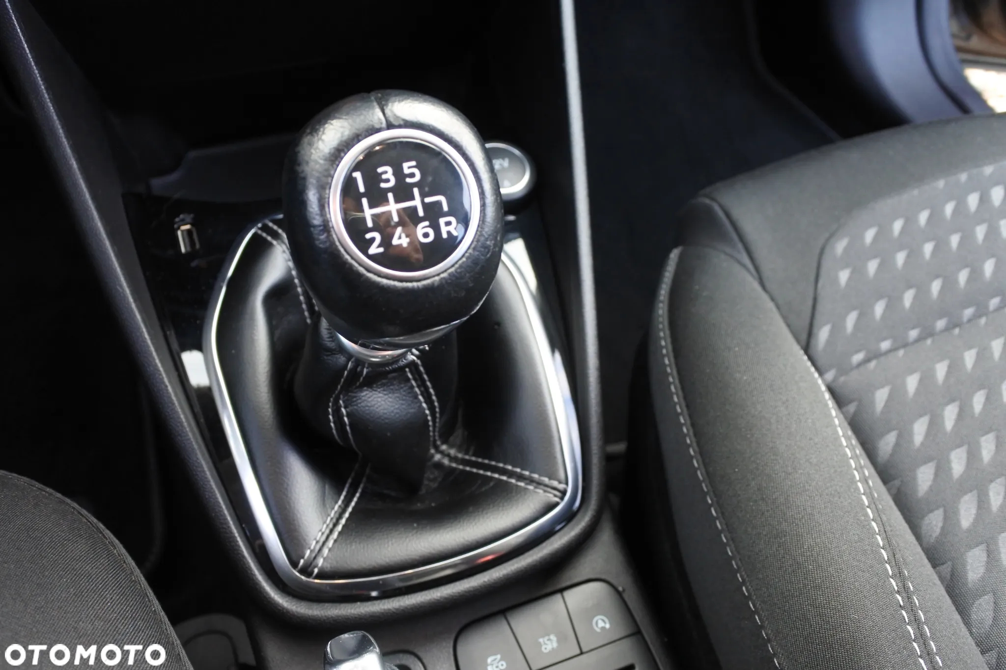 Ford Fiesta 1.0 EcoBoost S&S TITANIUM - 19
