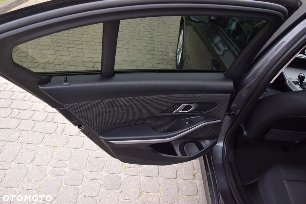 BMW Seria 3 318d M Sport - 32