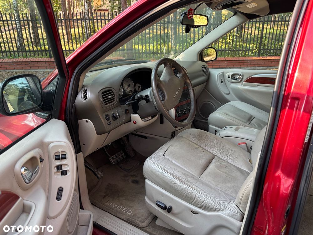 Chrysler Town & Country - 12