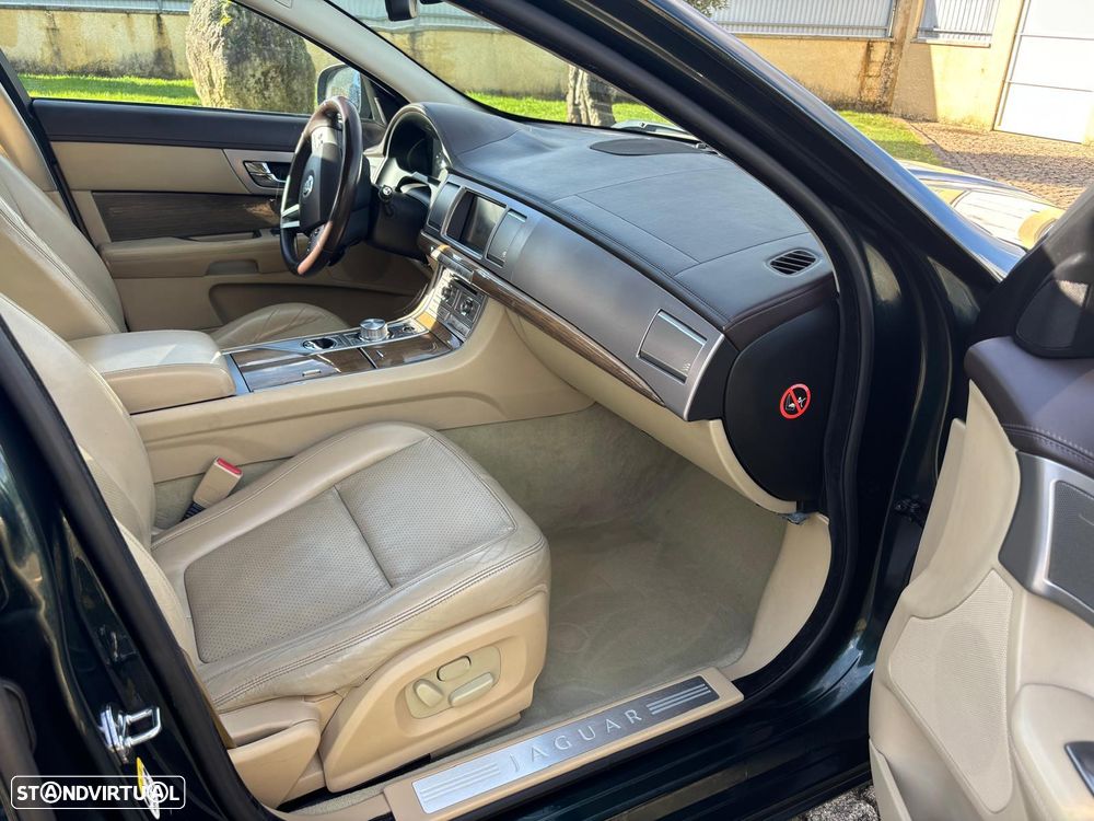 Jaguar XF 2.7 D V6 Premium Luxury - 7