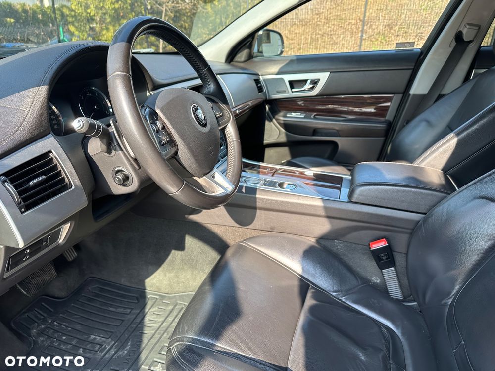 Jaguar XF 2.2 D Luxury - 10