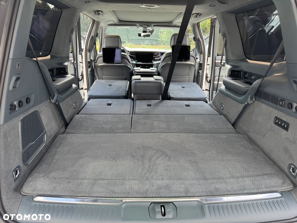 Jeep Grand Wagoneer - 16
