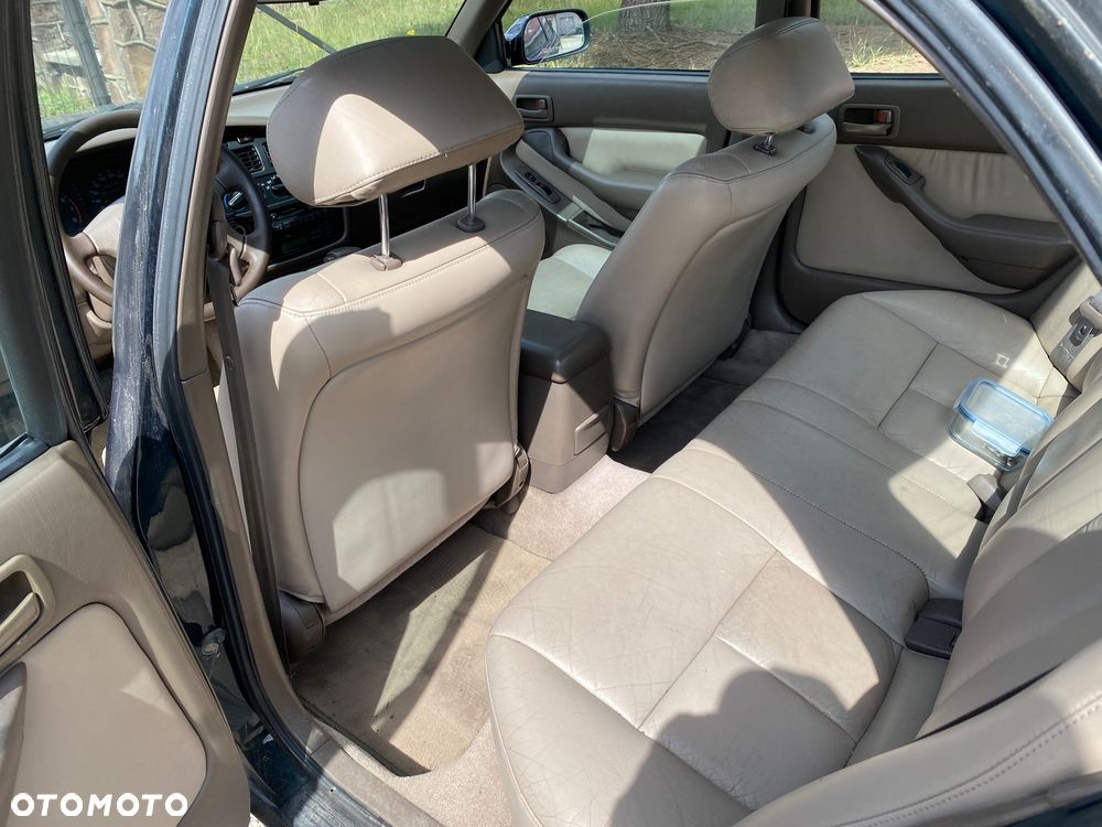 Toyota Camry 3.0 V6 LE - 4