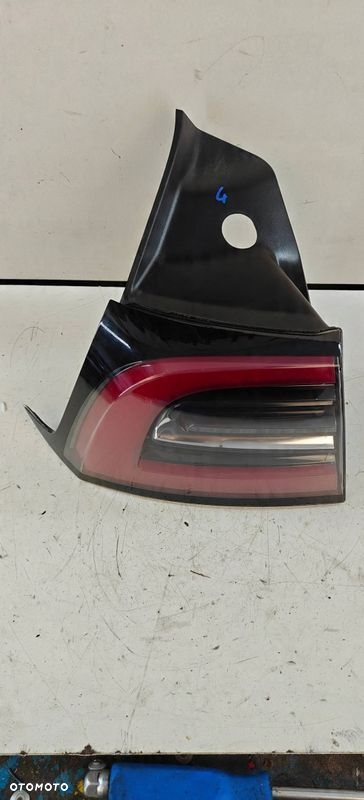 Tesla Model 3 17- lewa lampa tylna tył - 4