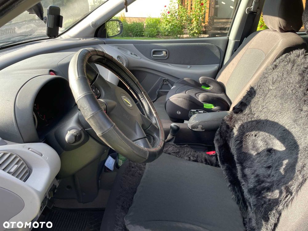 Nissan Almera Tino - 5