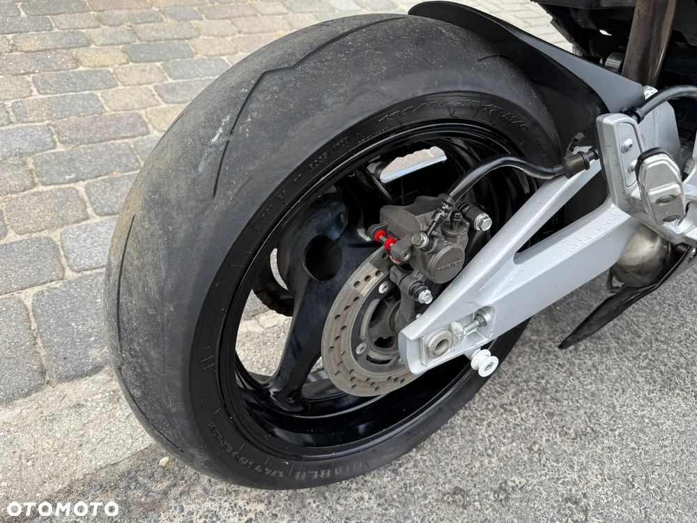 Suzuki GSR - 25