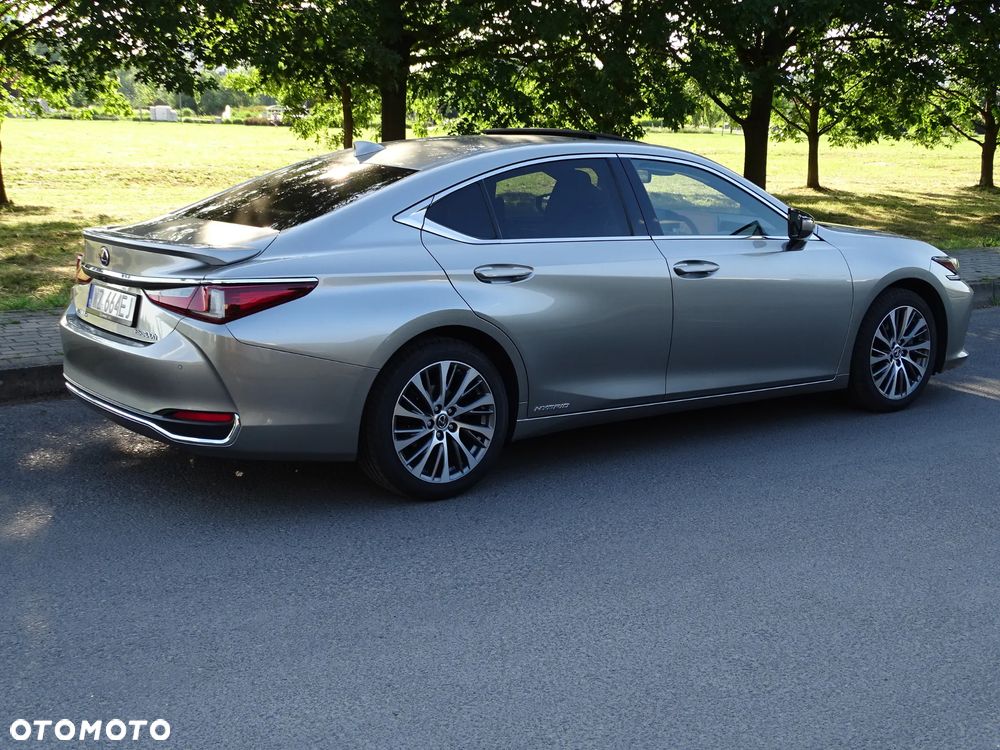 Lexus ES 300h Business Edition + - 16