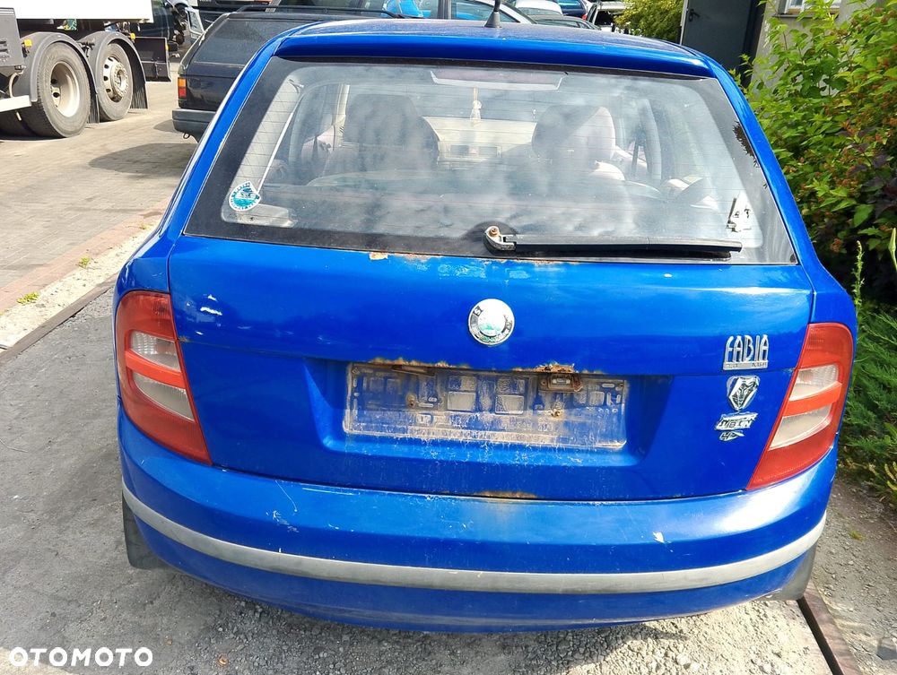 Skoda Fabia 6Y2 (99-04r.) 1.4 B 59KM. Silnik AZE pasuje do AZF Skrzynia  EMH pasuje do FCM, FNK, GCG, FJQ,FCN lakier FSK 6D 4590.Cały na części.GWARANCJA !!!  Przód Tył Zestaw Komplet Drzwi Klapa Zderzak Błotnik Maska Grill Atrapa Szyba Pas Lampa Lusterko Boczki Fotel Kanapa Kokpit Deska Rozdzielcza Przełącznik Włącznik Sterownik Przewody Wiązka Instalacja Moduł Komputer Czujnik Listwa Pompa Alternator Wtryski Głowica Rozrusznik Kompresor Sprzęgło Dwumas Silnik Skrzynia ABS Klimatyzacji Paliwa Wspomagania Kolektor Turbina Przepustnica Zawór Chłodnica Koło Hak Belka Sanki Zawieszenie Mcpherson Półoś Amortyzator Wydech Tłumik Zacisk Most - 5