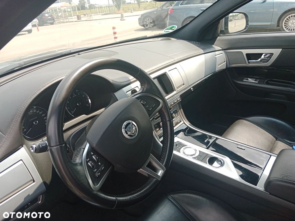 Jaguar XF - 12