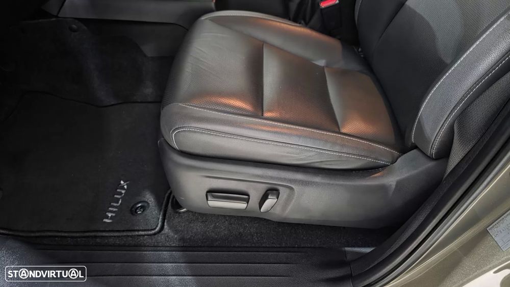 Toyota Hilux 2.8 D-4D 4WD GR Sport II - 39