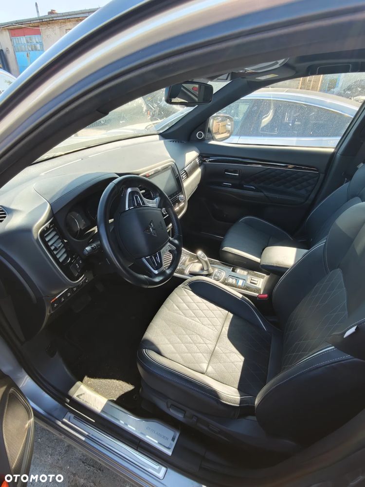 Mitsubishi Outlander 2.4 4WD Diamant+ - 25