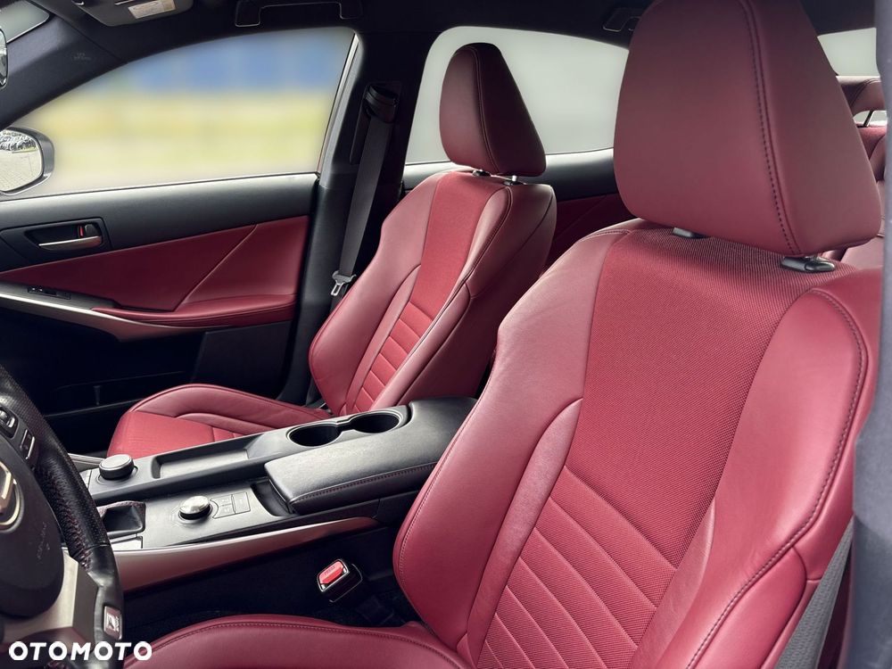Lexus IS 300h F Sport Edition - 11