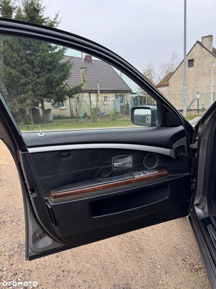 BMW Seria 7 750i L - 15