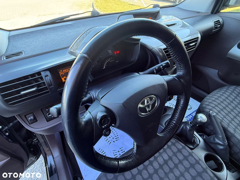 Toyota iQ - 24