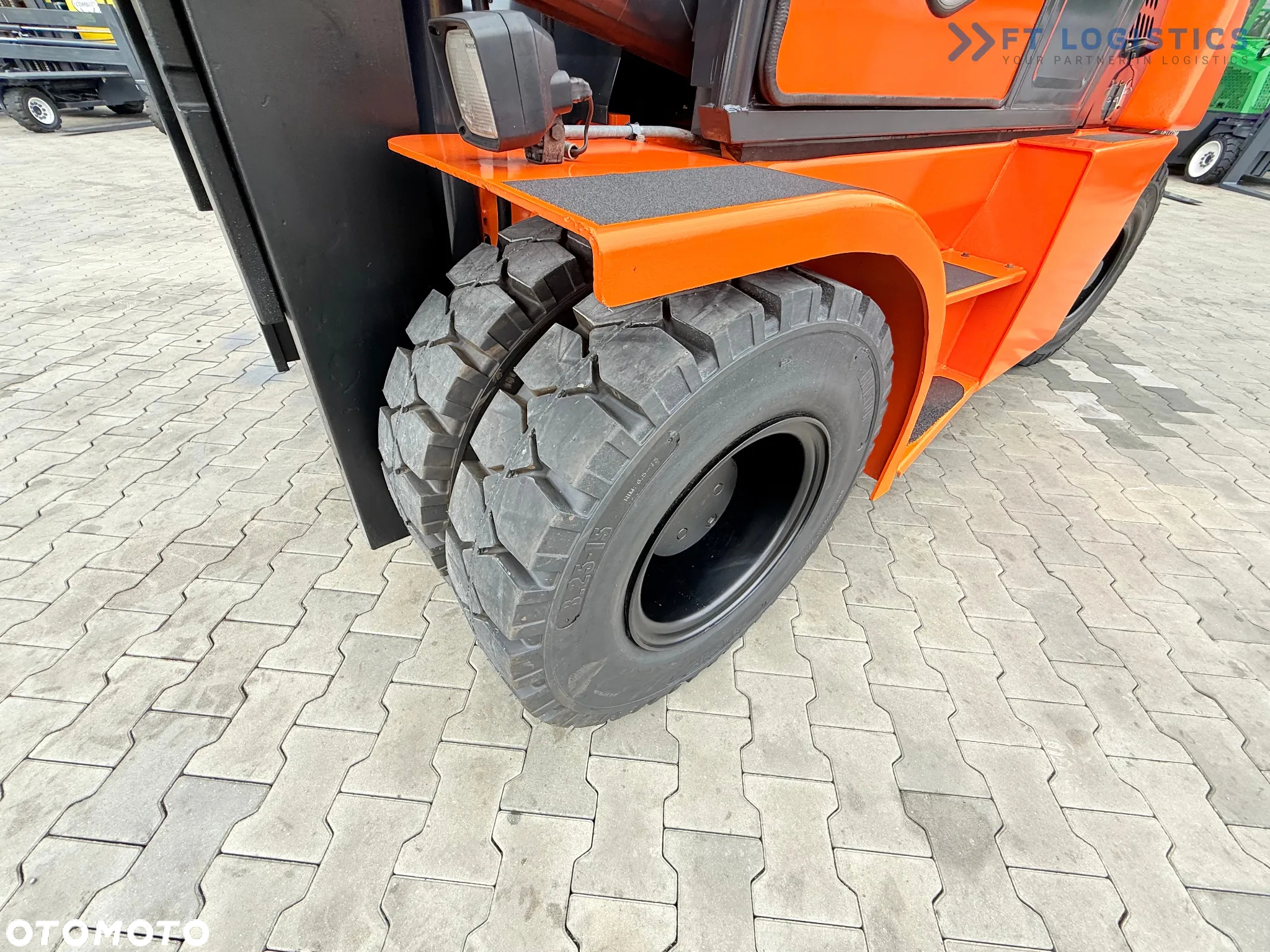 Doosan DOOSAN_DUPLEX-3000MM_PRZESUW-BOCZNY_POZYCJONER_WIDŁY-2500MM_7000KG_KABINA_JAK-NOWY - 19