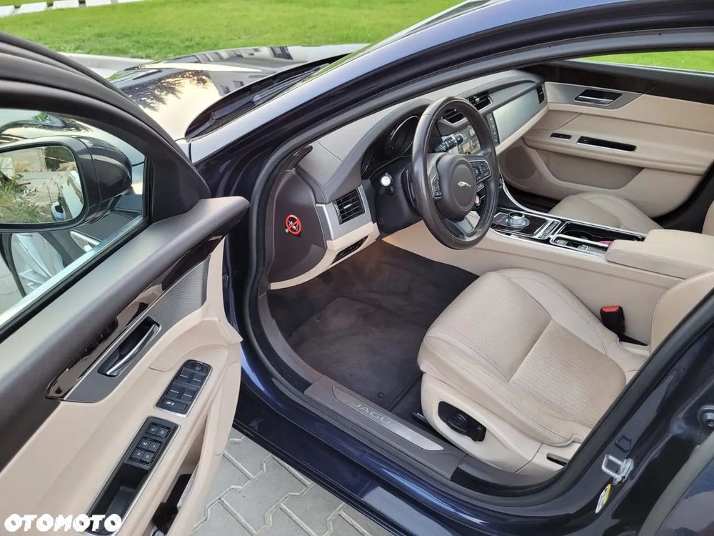 Jaguar XF 20d Prestige - 13