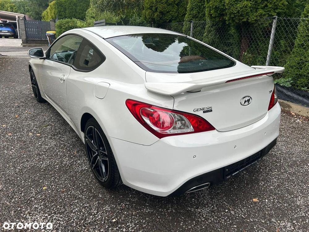 Hyundai Genesis Coupe 2.0 T - 16