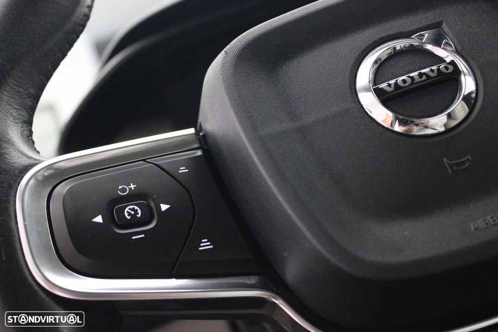 Volvo XC 40 2.0 D3 Momentum Plus Geartronic — fotografia 10