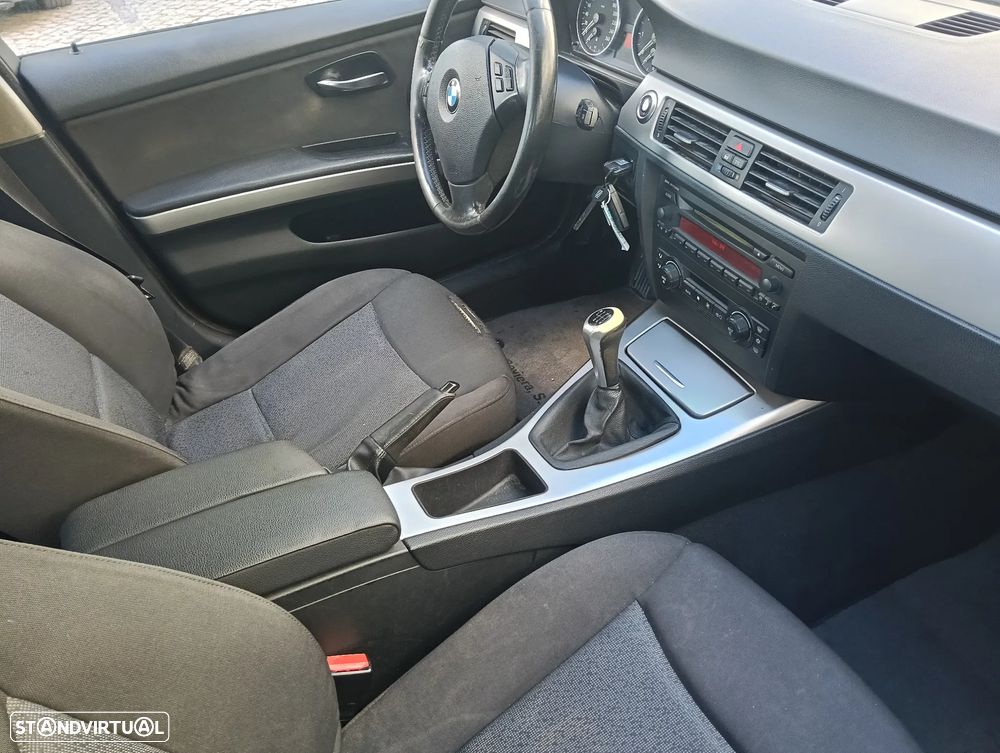 BMW 320 i Exclusive - 17