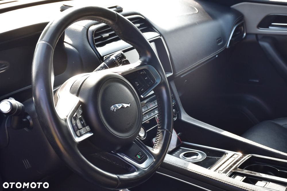Jaguar F-Pace - 8