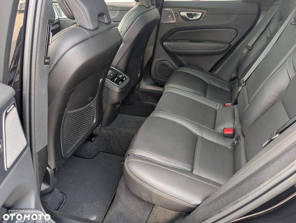 Volvo XC 60 B5 B AWD Ultimate Dark - 17