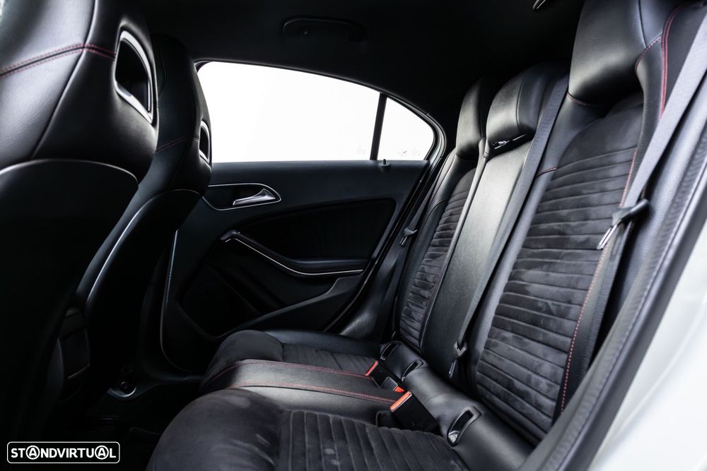 Mercedes-Benz A 180 d AMG Line - 32
