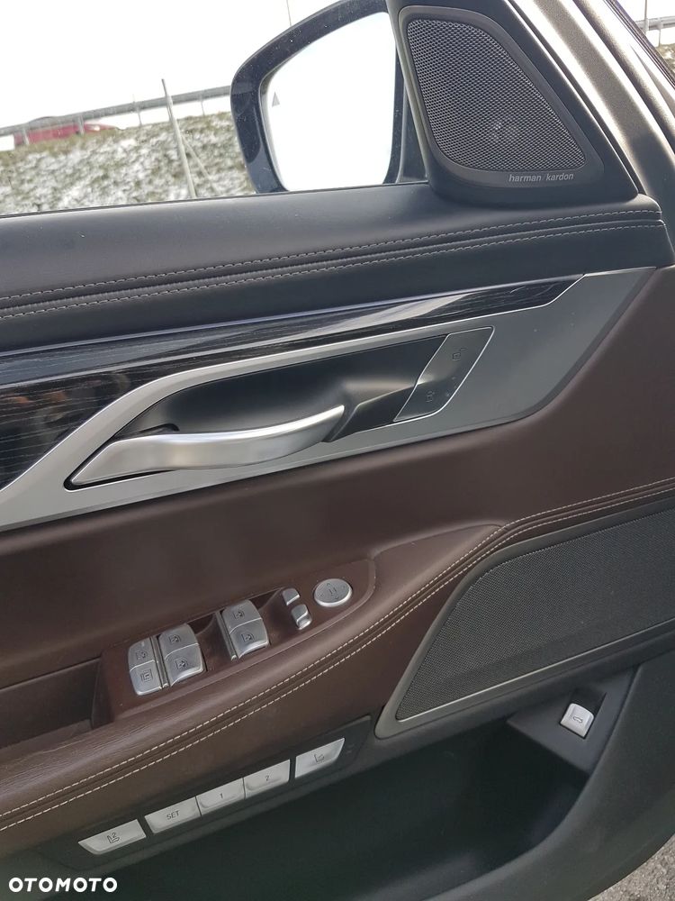 BMW Seria 7 750i xDrive - 11