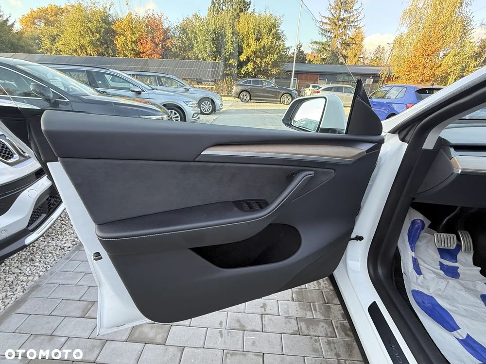 Tesla Model Y Performance AWD - 27