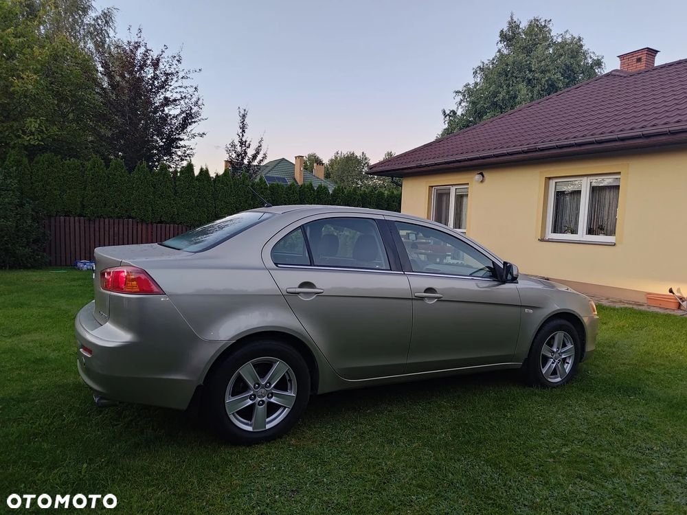 Mitsubishi Lancer 1.5 Invite - 3